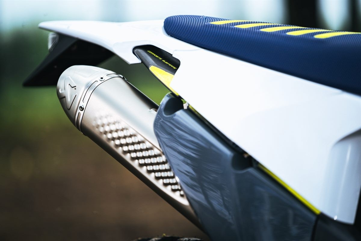 Husqvarna lancia la nuova linea dedicata Akrapovic